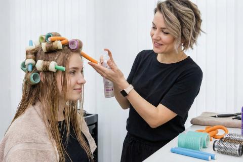 Секрет упругих локонов: парикмахер Марина Артемьева о трех главных ошибках домашней завивки