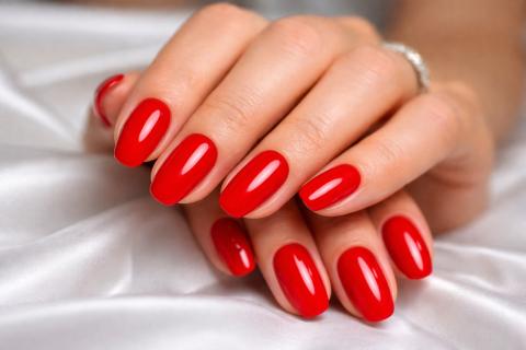 Фарфоровое сияние на кончиках пальцев: особая техника нанесения дарит рукам визуальную хрупкость