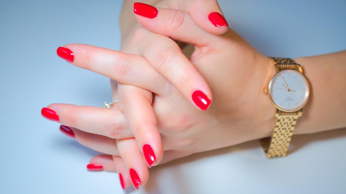 Маникюр красные ногти крупным планом