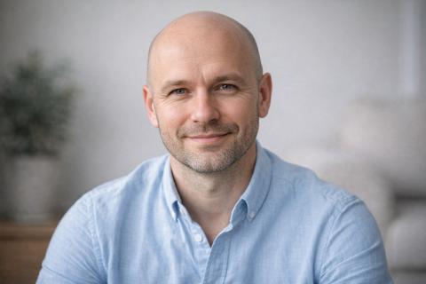 Блеск заставляет трепетать: почему гладко выбритая голова подсознательно считывается как символ власти