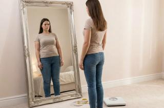 Ловушка зеркала: почему каждая четвертая женщина с лишним весом считает себя худышкой