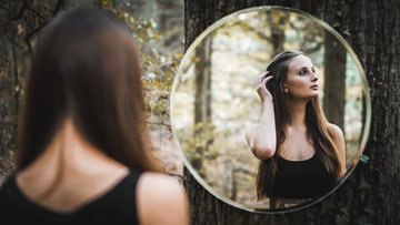Почему некоторые люди боятся своего отражения в зеркале