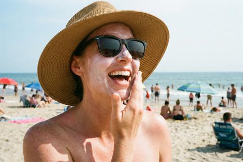 Пигментные пятна исчезнут: наношу это на лицо после лета – эффект поражает