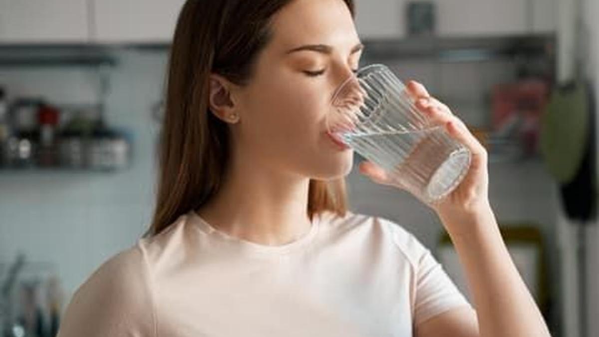 Девушка пьёт воду