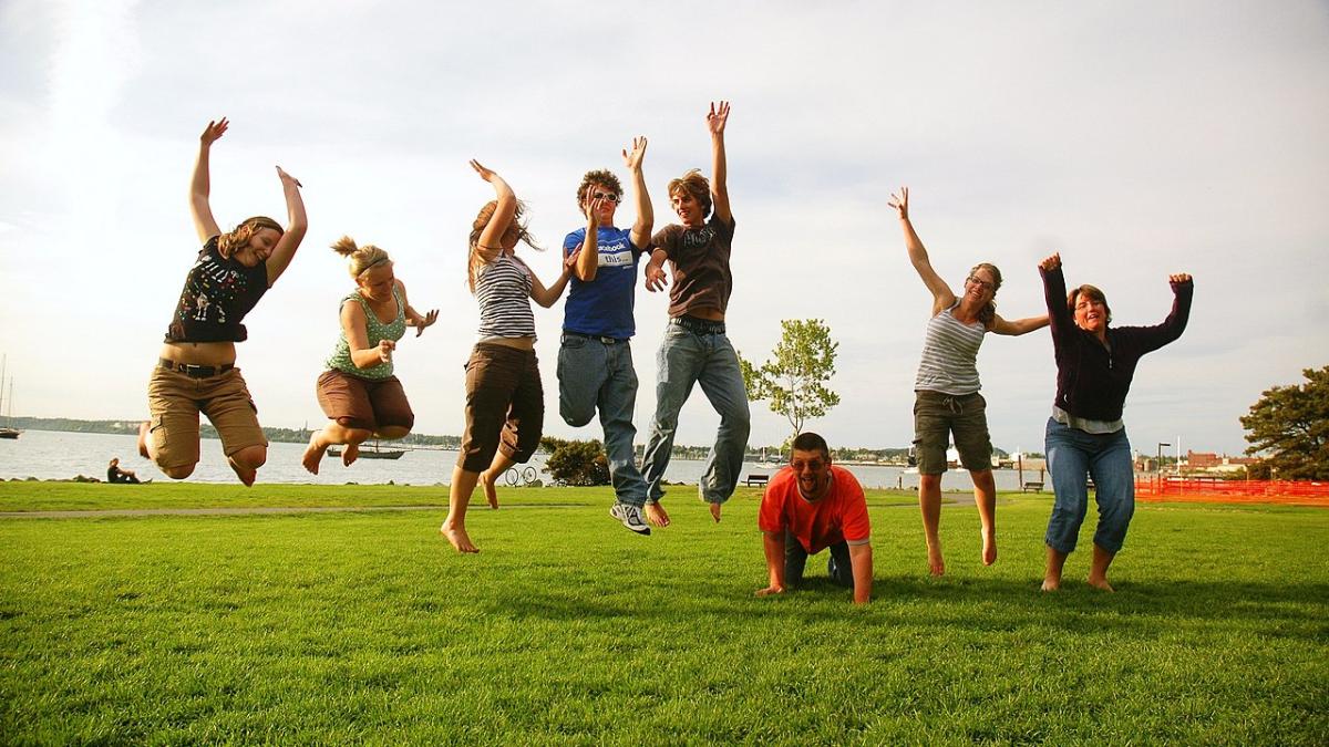 Компания отдыхает на природе