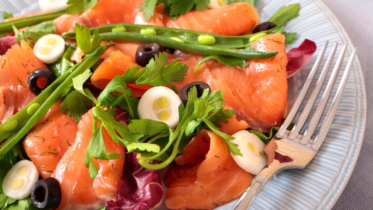 Салат с копченым лососем и свежими овощами