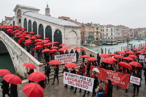Ловушка «красных фонарей»: Андрей Соколов о том, как законы Наполеона до сих пор влияют на права женщин