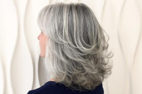 Женщина с седыми волосами