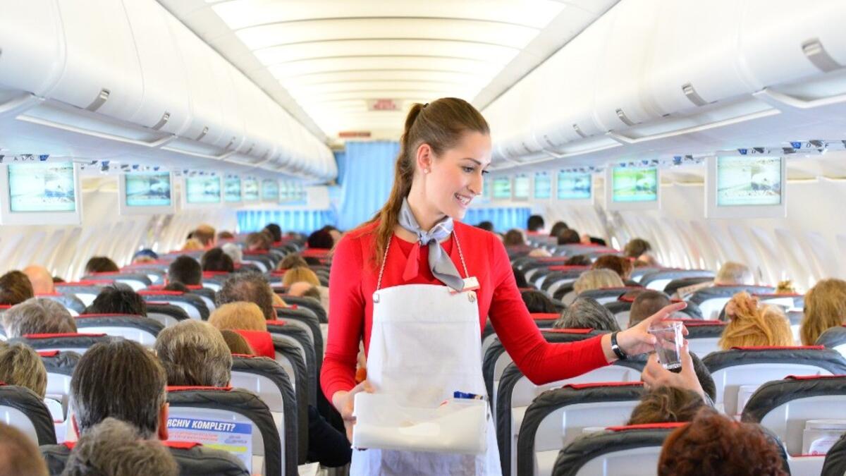 Стюардесса в салоне самолета