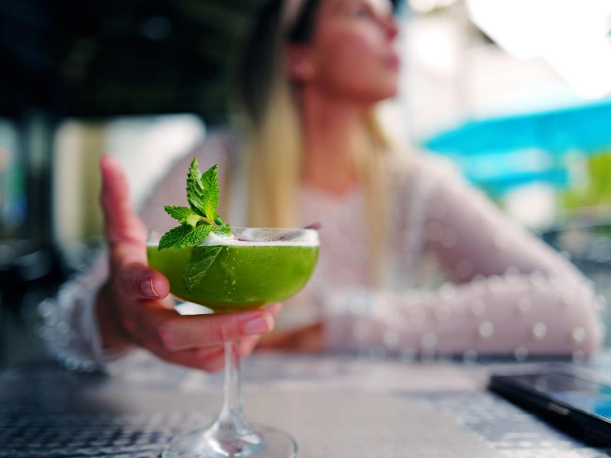 Завтрак из автомата, который продлевает жизнь: разбираем состав биококтейлей, ставших культом в Токио