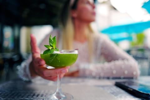 Завтрак из автомата, который продлевает жизнь: разбираем состав биококтейлей, ставших культом в Токио