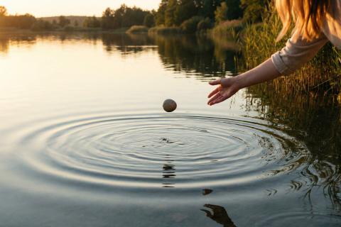Загадай желание и брось камень: древний ритуал предскажет будущее по кругам на воде