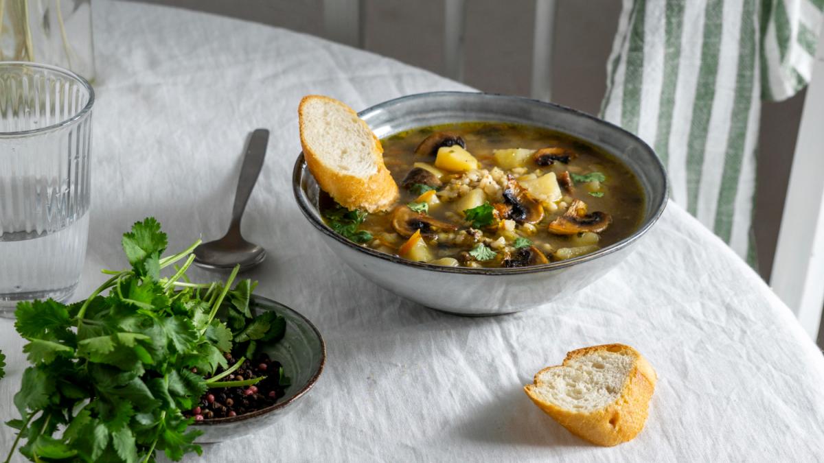 Суп из корня сельдерея и оленины