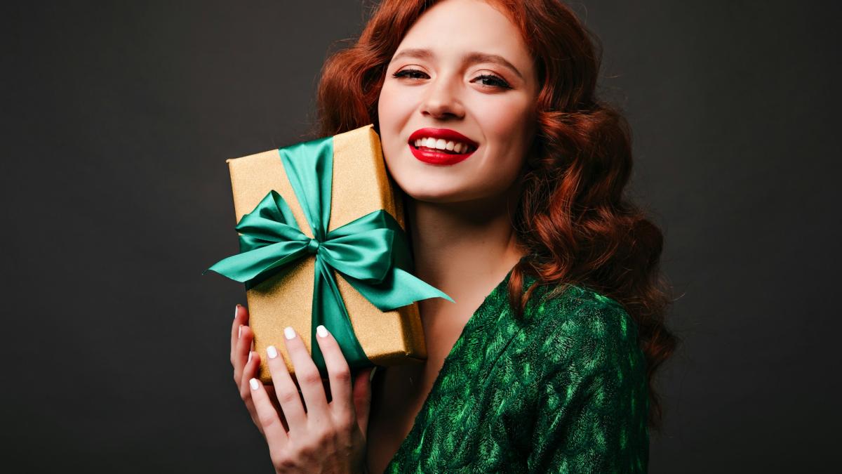 Женщина с подарком мужу