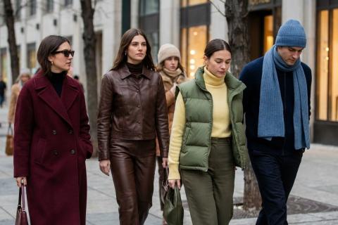 Лесной зеленый или полночный синий? Кира Мельникова помогает выбрать идеальную замену черному этой зимой