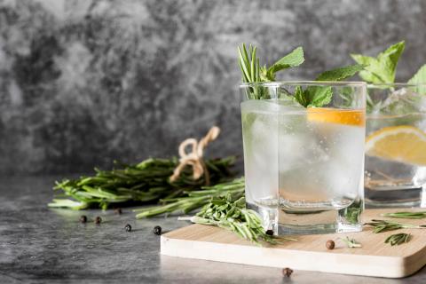 Тихий убийца волос: как алкоголь незаметно лишает вашу шевелюру силы и блеска – подробный анализ