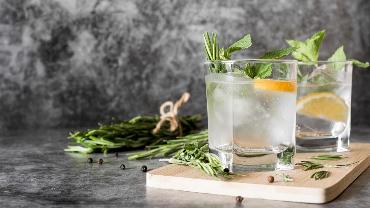 Крепкий алкогольный напиток в стакане