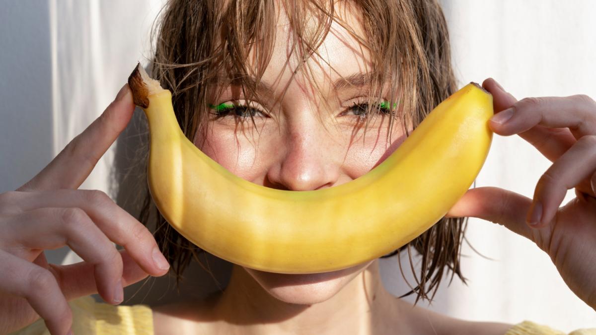 Девушка с бананом