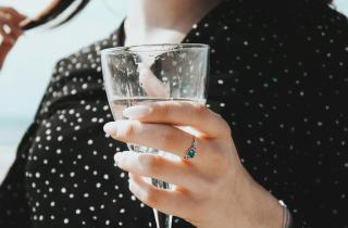 Вода во время еды: как избавиться от избыточного веса и неприятных ощущений