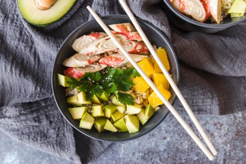 Салат с крабовыми палочками заиграет по-новому: 5 секретов от шеф-повара и нутрициолога