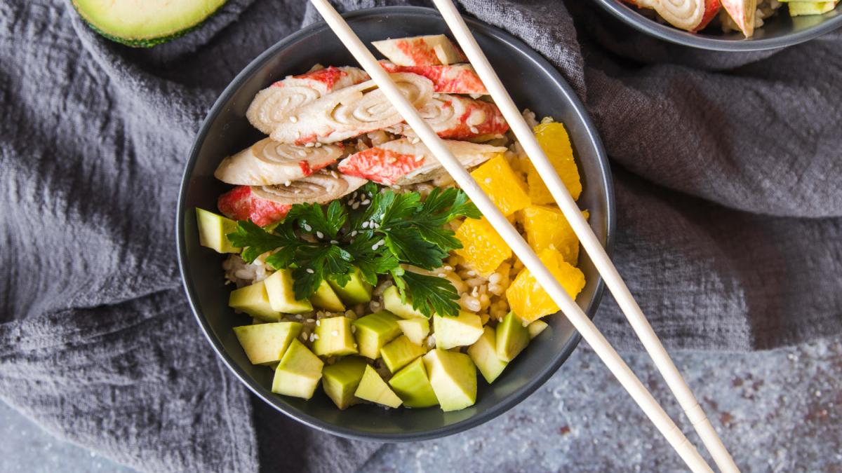 Салат с крабовыми палочками и авокадо