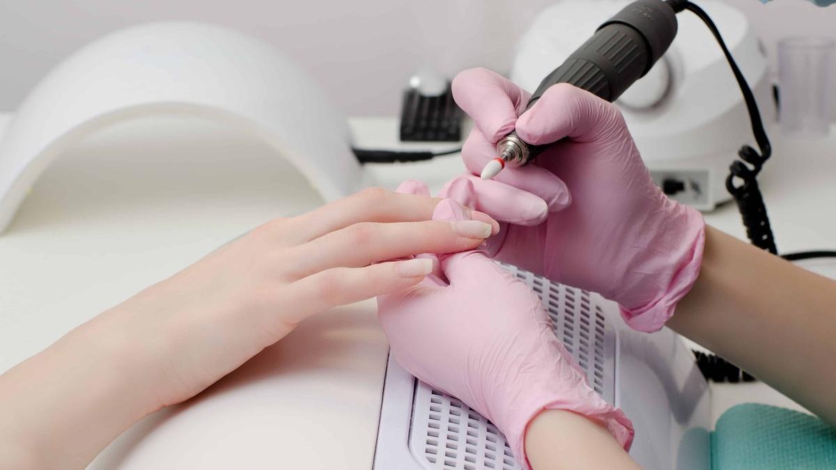 Мастер делает маникюр