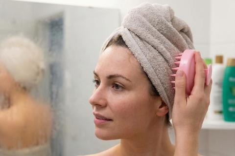 Дерматолог Костина: Почему обычная силиконовая щетка в душе работает лучше, чем дорогие сыворотки от выпадения