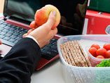 Офисный перекус: 3 правила от нутрициолога и психолога уберегут от лишних калорий и стресса