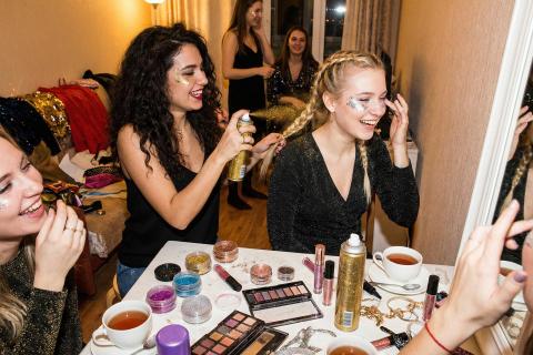 Золото на веках и алый на губах: Стилист раскрывает формулу самого сексуального макияжа сезона