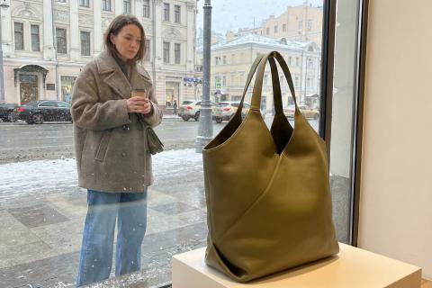 Стилист Мельникова: Прощайте, микро-сумки! Почему в 2026 году мы все переходим на формат XXL