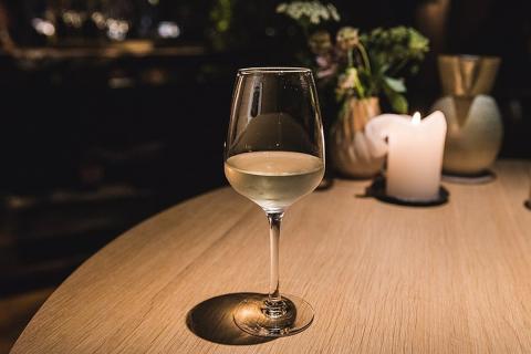 Секреты тостов: кому нельзя чокаться бокалами - народные поверья и современность