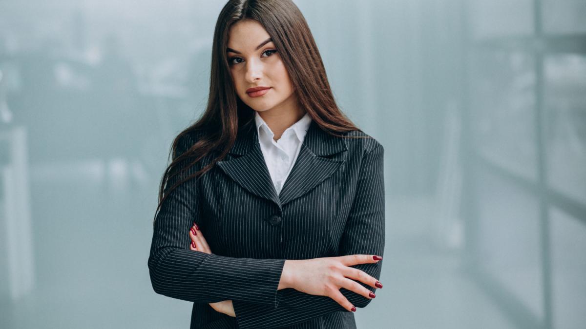 Девушка в костюме