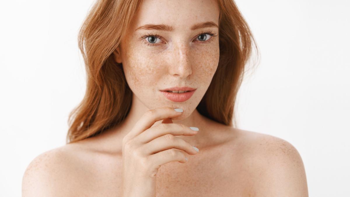 Женщина с веснушками без макияжа