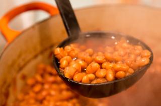 Конец эры стейков: Почему бобовые сжигают жир так же эффективно, как мясо, но берегут ваши сосуды