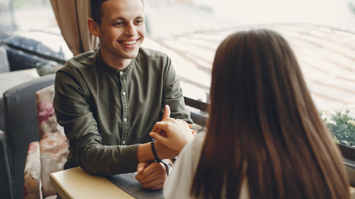 Парень и девушка знакомятся в кафе