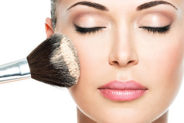 Экспресс-макияж: свежее лицо, подчеркнутая линия бровей, выразительные глаза и сочные губы