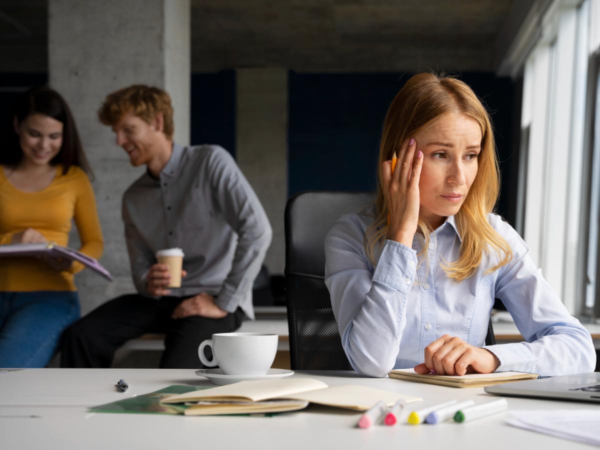 Маска идеальности: как скрытая неуверенность влияет на отношения и карьеру