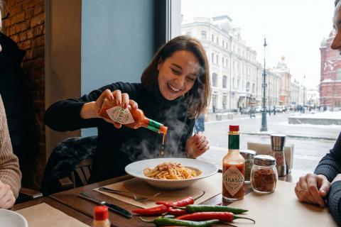 Секрет «огненной» диеты Жизель Бундхен: Почему самая дорогая модель мира всегда носит в сумочке соус Tabasco