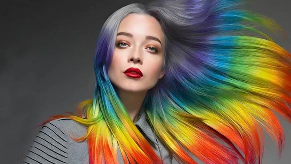 Девушка с яркими волосами