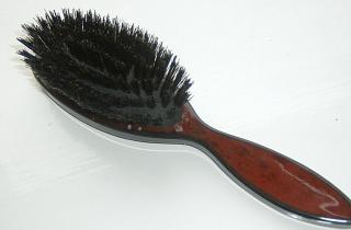 Зуд, перхоть и жирные волосы: как часто чистить расчёску, чтобы избежать проблем - личный опыт