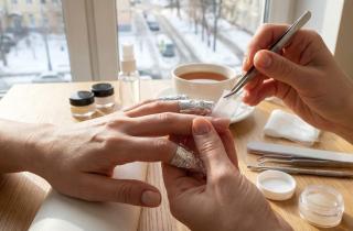 Почему шелковое обертывание ногтей снова стало хитом, и как оно спасает даже самые безнадежные трещины