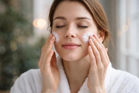 Эффект пергаментной кожи: почему плотные кремы бессильны без омега-кислот из обычной еды