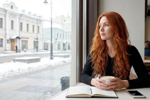 Маски восточных красавиц: Психолог объясняет, как брюнетки скрывают свою уязвимость за образом роковой стервы