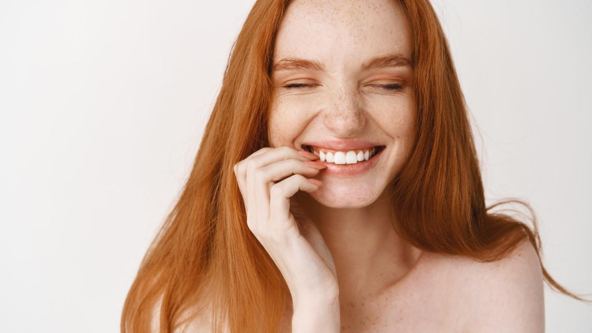 Рыжая девушка улыбается