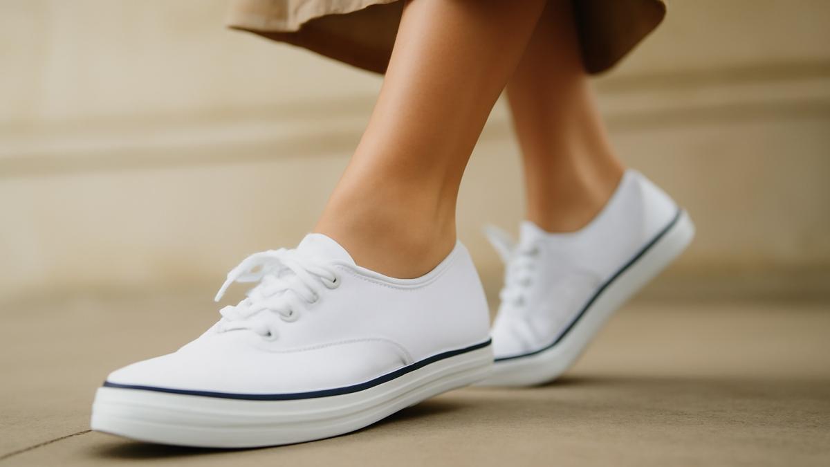 Девушка в белых кедах