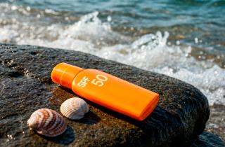 SPF: дерматологи объясняют, как выбрать и наносить солнцезащитный крем