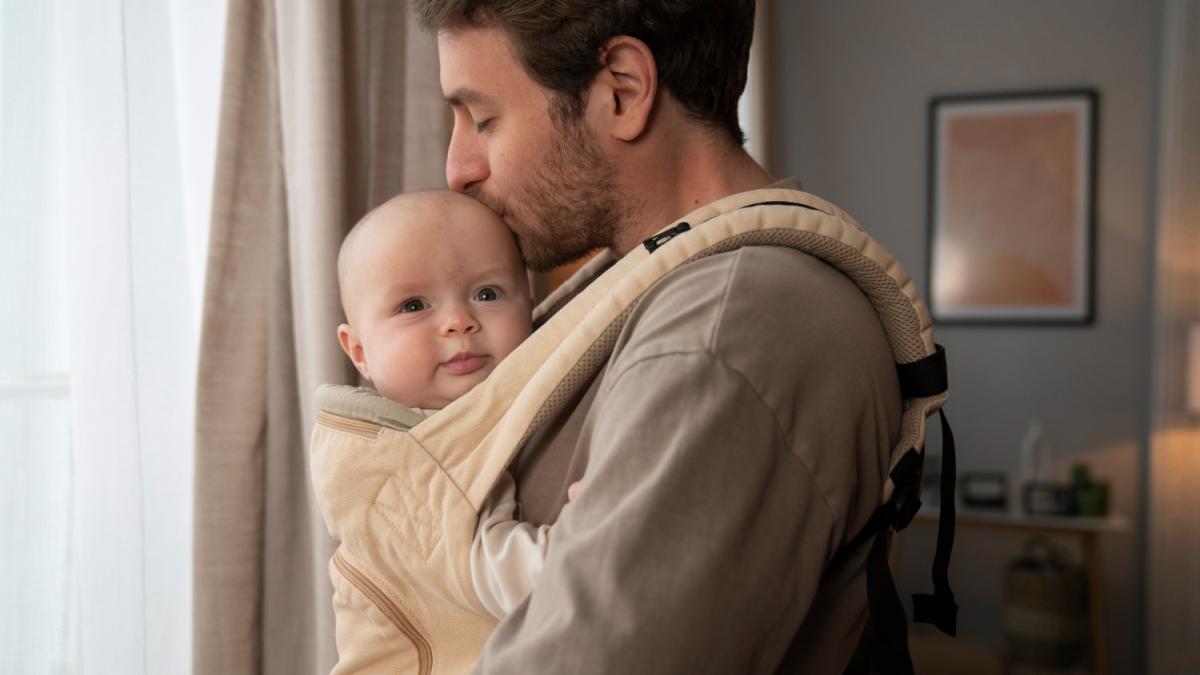 отец с младенцем