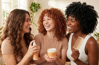 Хлопковая футболка вместо полотенца: деликатный подход бережет волосы от микроповреждений