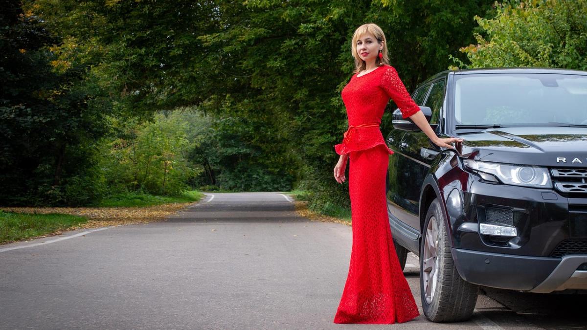 Женщина в вечернем платье