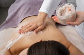 Солевой скраб: как простое средство делает кожу гладкой и упругой?